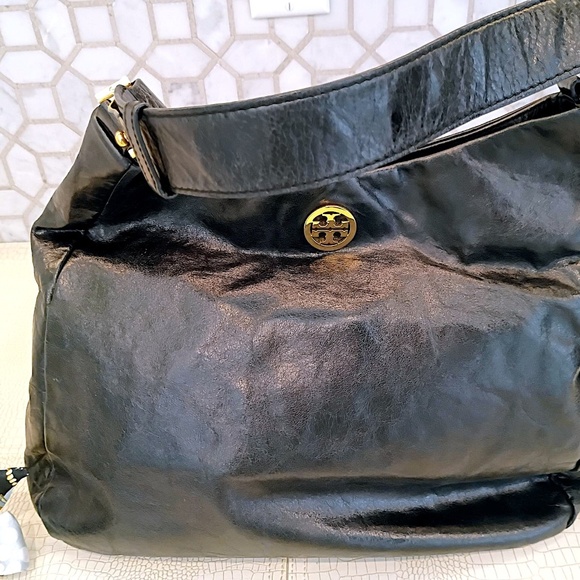 Rare Close to New Classic Torey Burch Large Shoulder Bag is crafted in Crinkled - Picture 9 of 16